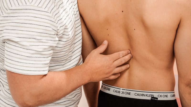 Examen physique - Palpation des lombaire en station debout. Matthieu Méalet, Ostéopathe posturologue BAB