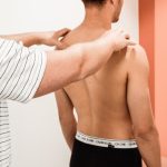 séance d'ostéopathie pour sportif - Matthieu Méalet réalisant l'examen physique d'un jeune triathlète